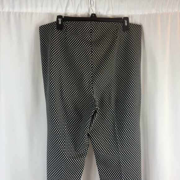 Chico's Black and White Pants - Diamond
Print - Size 2.5 R US SZ: 14R - Picture 7 of 9